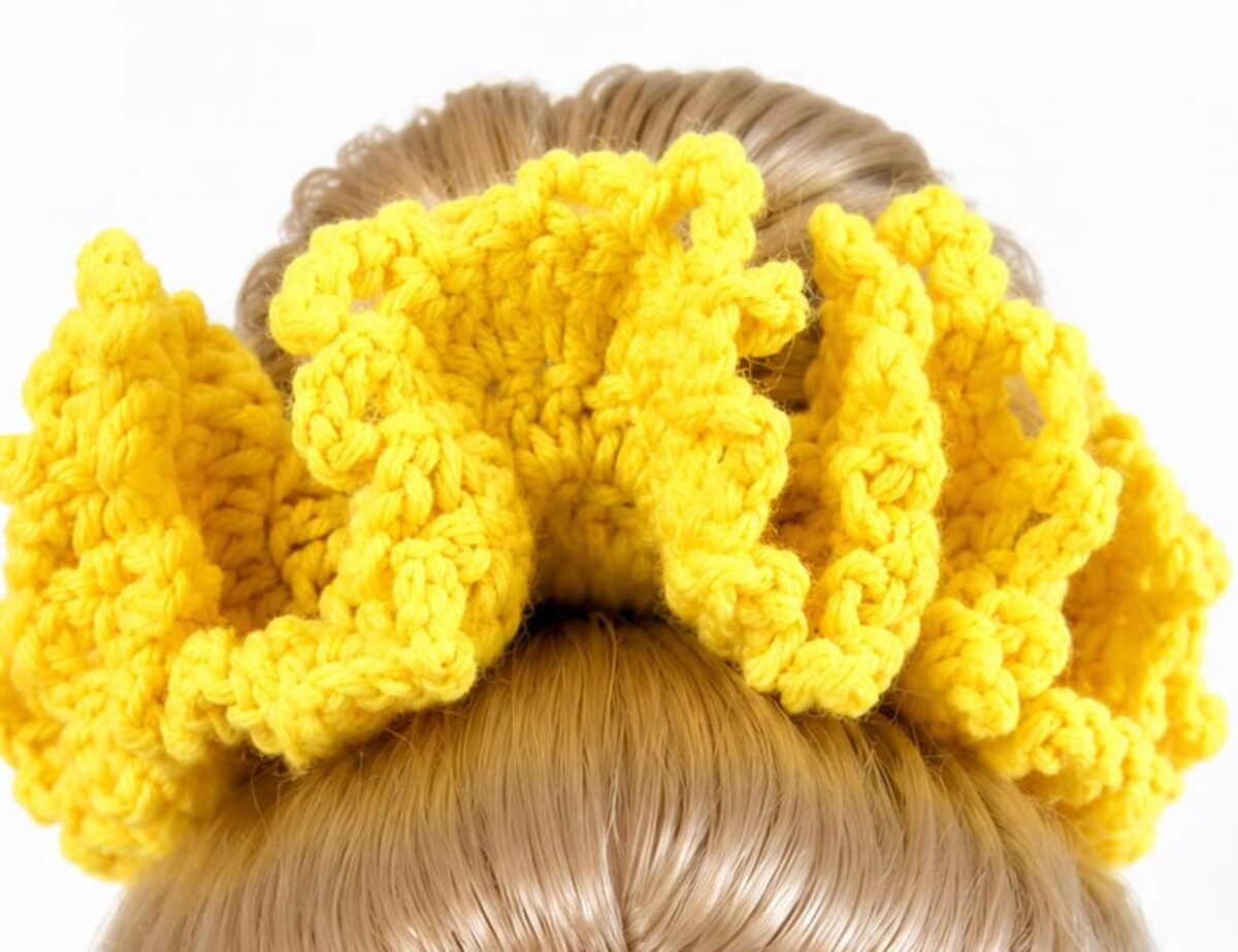 Gul handvirkad scrunchie i uppsatt hår